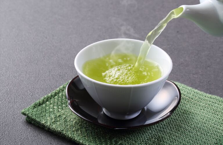 黄金色が混じる美しい水色の茶葉の旨みが濃い緑茶をご用意 | 三重県のお茶なら原料にこだわるやまりん製茶